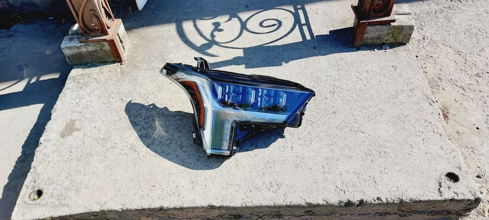 Фара Toyota Sequoia Tundra 2022 2023 2024 2025 full led правая фари