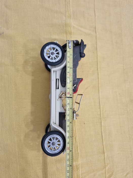 Carro Antigo em Plastico para restauro