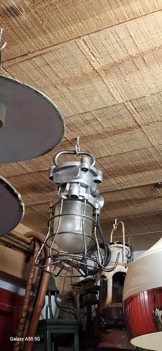 Antigo candeeiro industrial