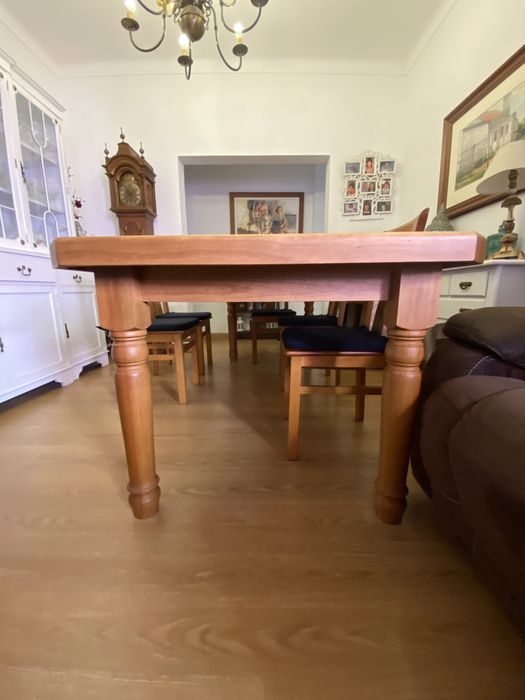 Mesa de jantar madeira com 8 cadeiras