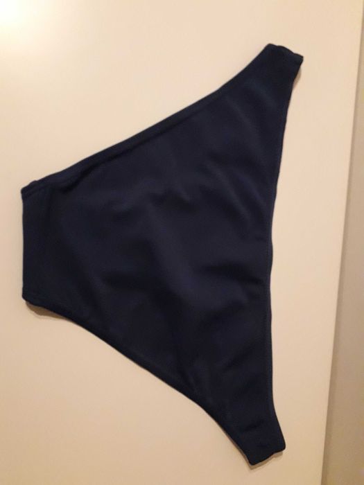 Biquini azul escuro com bolas brancas