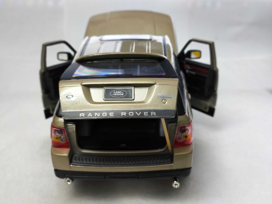 Модель Range Rover Sport 1/18 Bburago