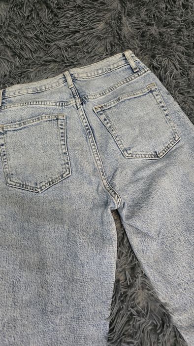 Блакитні світлі джинси