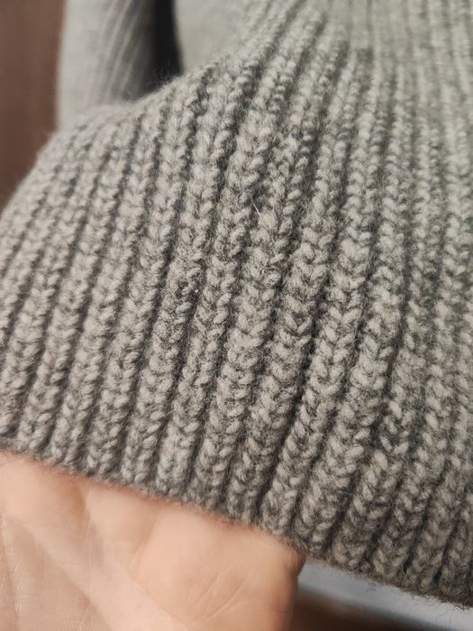 Sweter szary z koralikami w kolorze srebrnym