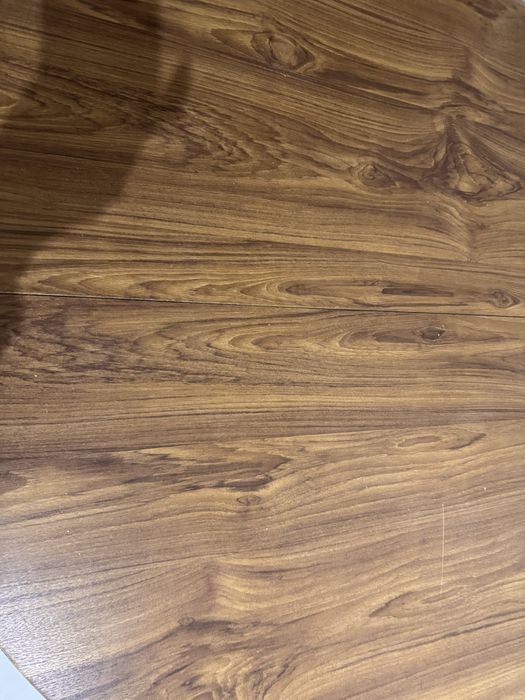 Mesa redonda com estesao  de madeira  com 4 cadeiras 1.10N Ext 1.60