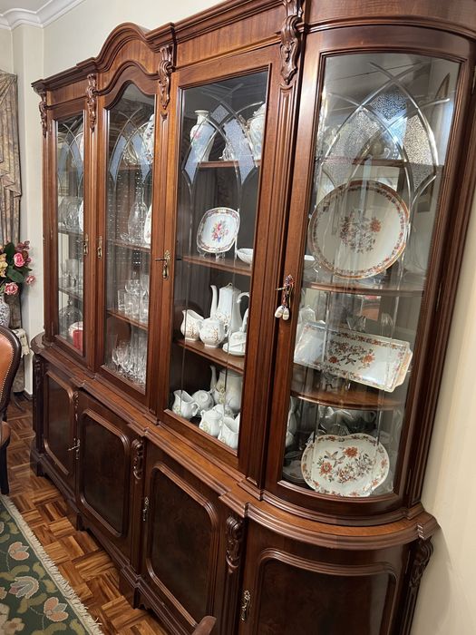 Conjunto de Sala de Jantar Clássico (Mesa, 8 Cadeiras e Armário Vitrine Vazio)