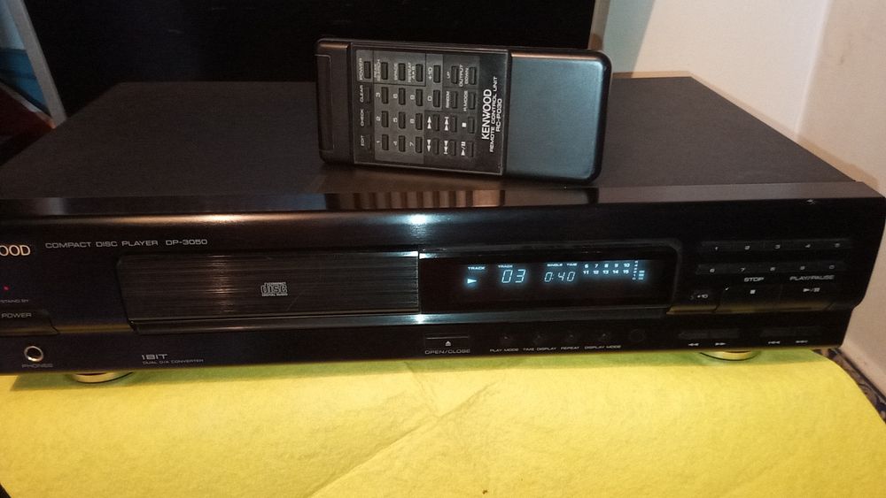 Leitor de Cd's kenwood com comando.