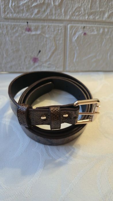 Pasek ze wzorem skóry węża i złotą klamrą