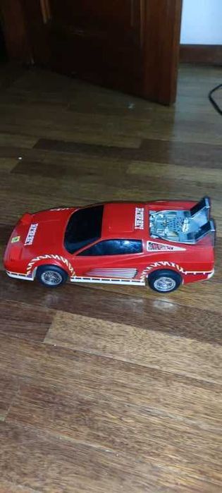 Carro grande tipo Ferrari
