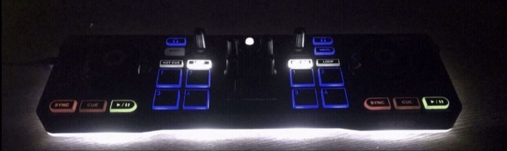Vendo conjunto de mesa de DJ e Fones.
