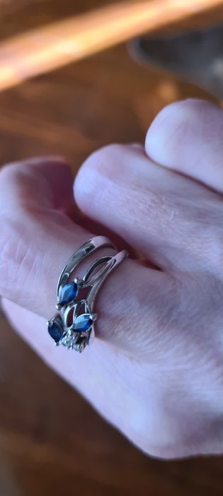 Кольцо в белом золоте с сапфирами и бриллиантами