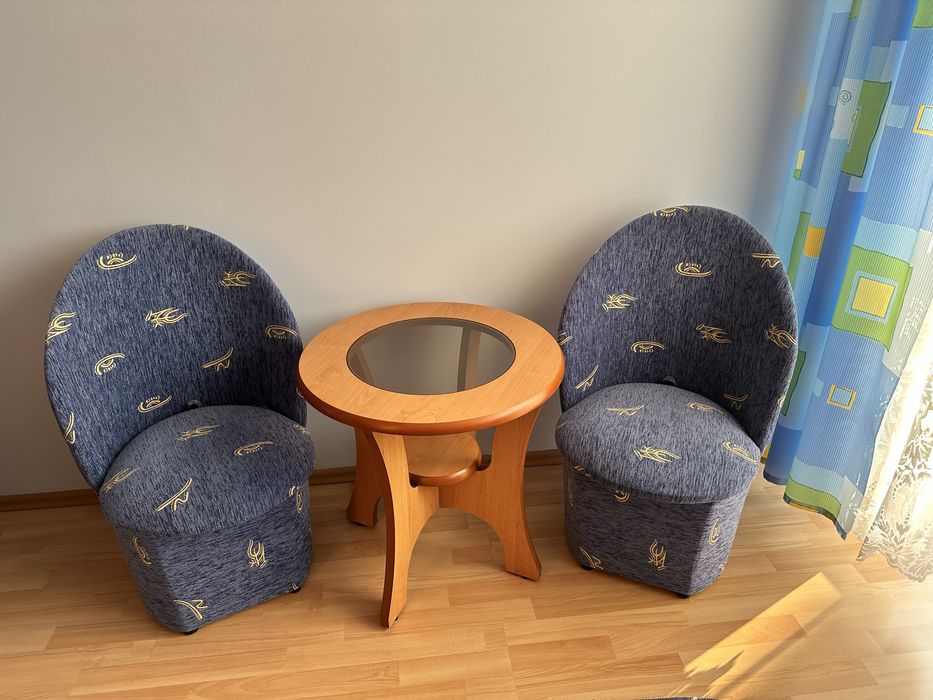 Zestaw pufy / stolik / meble