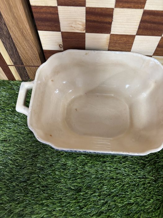 Terrina antiga sem tampa,