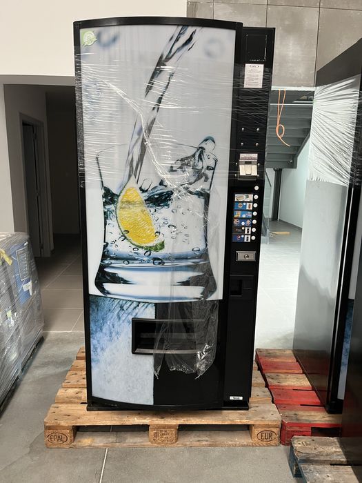 Maquinas vendo de aguas e latas