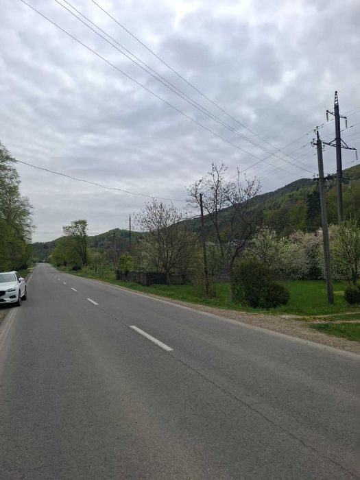 Продаю двоповерховий будинок з ділянкою біля лісу в Косові.