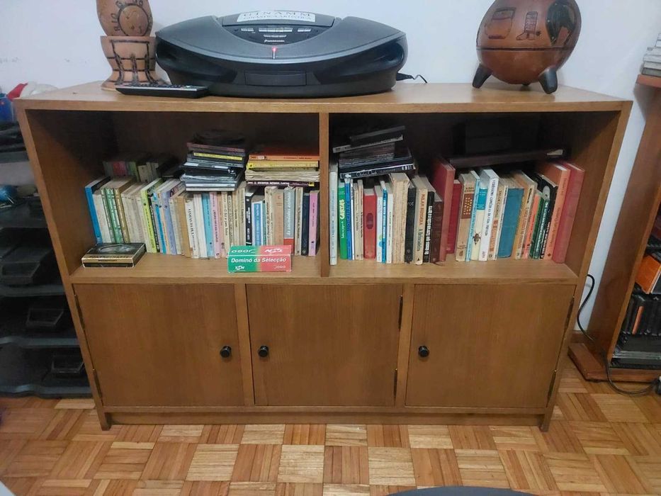 Móvel de biblioteca em madeira com dois módulos