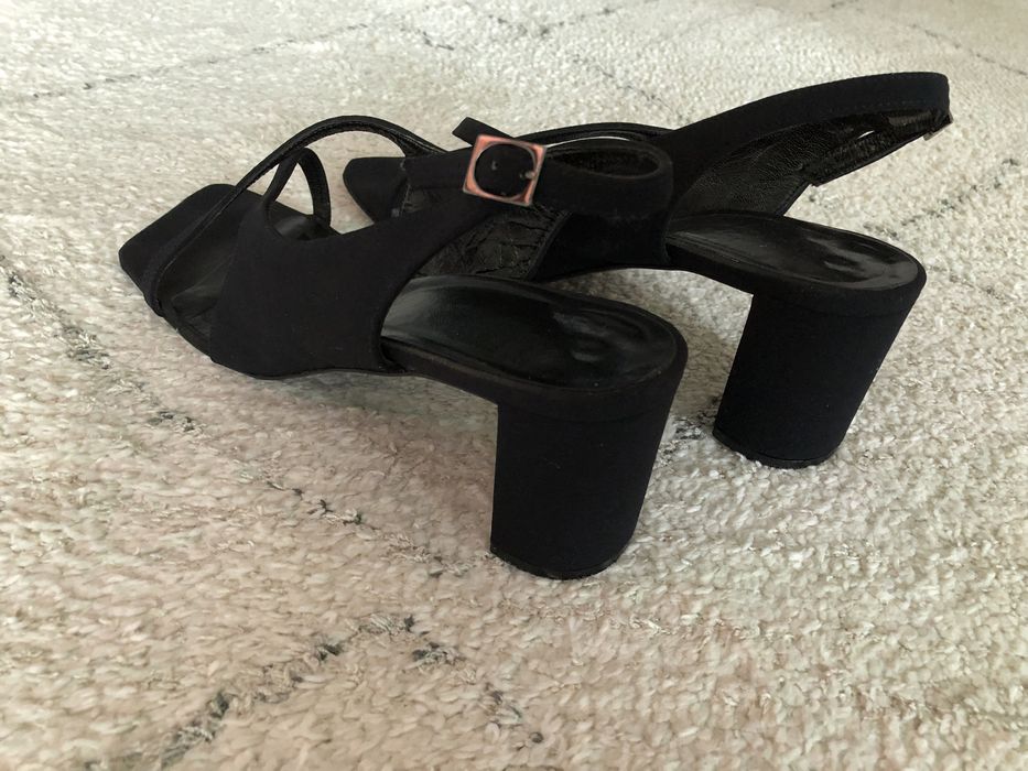 Sandałki na obcasie słupkowym