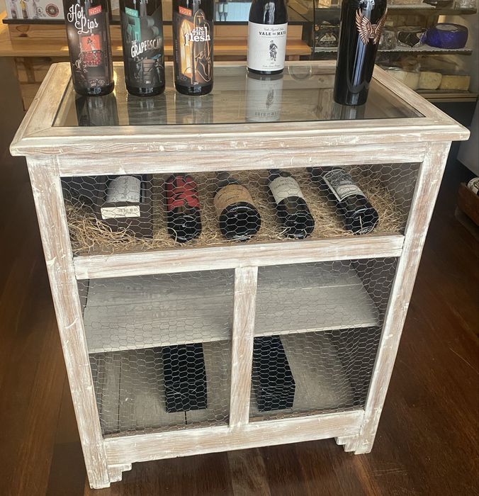 Diversos moveis restaurados, aparadores mercearia louceiro