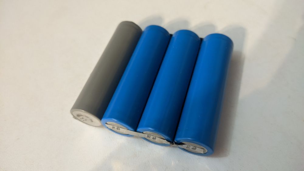 4 akumulatory 18650, cena za całość