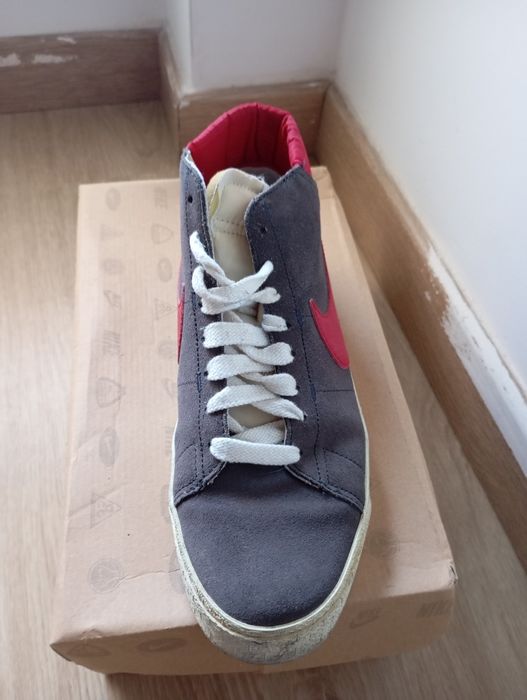 Nike retro cinza e vermelho