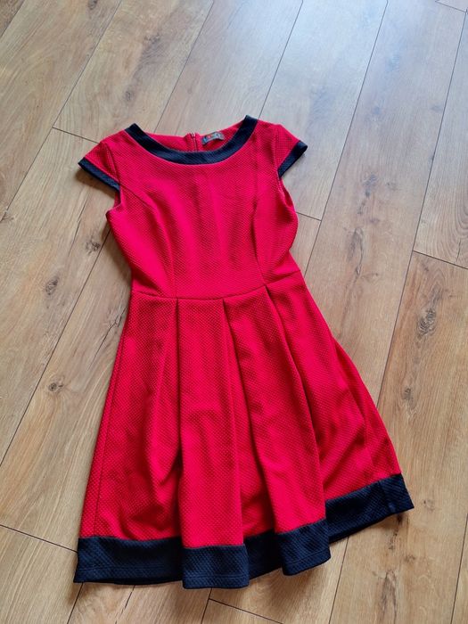 Czerwona sukienka rozkloszowana