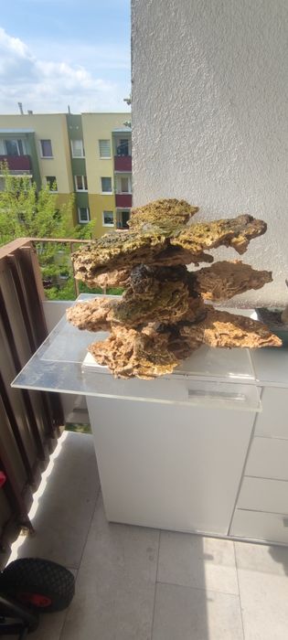 Konstrukcja skalna do akwarium morskiego.