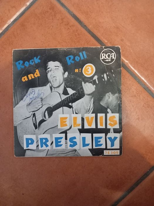 Disco vinil assinado por Elvis Presley.