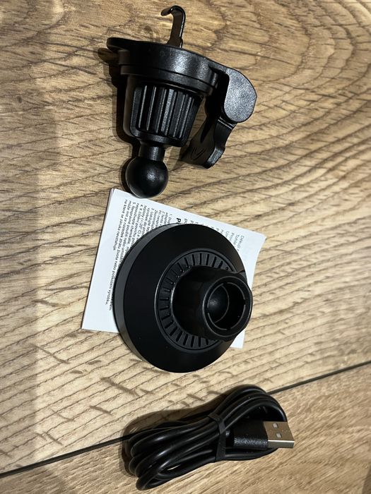 uchwyt do telefonu z kablem do ładowarki