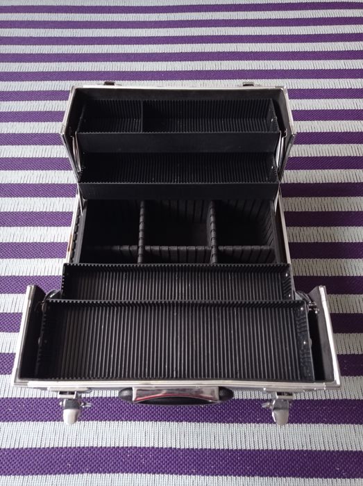 Metalowy kuferek dla wizażystki jak nowy skrzynka na narzędzia