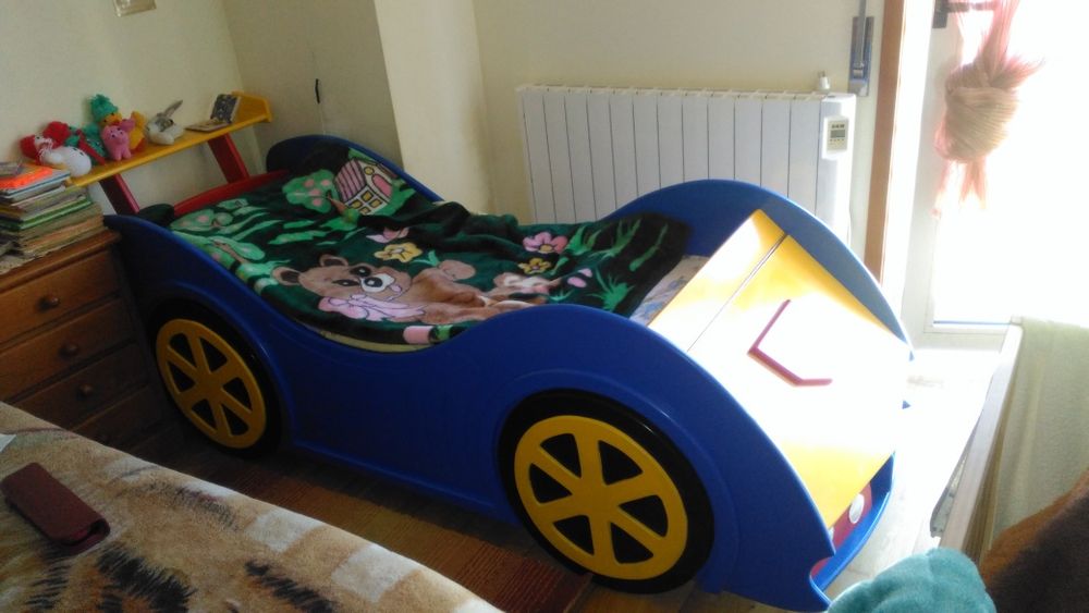 Cama de bebê com gavetas