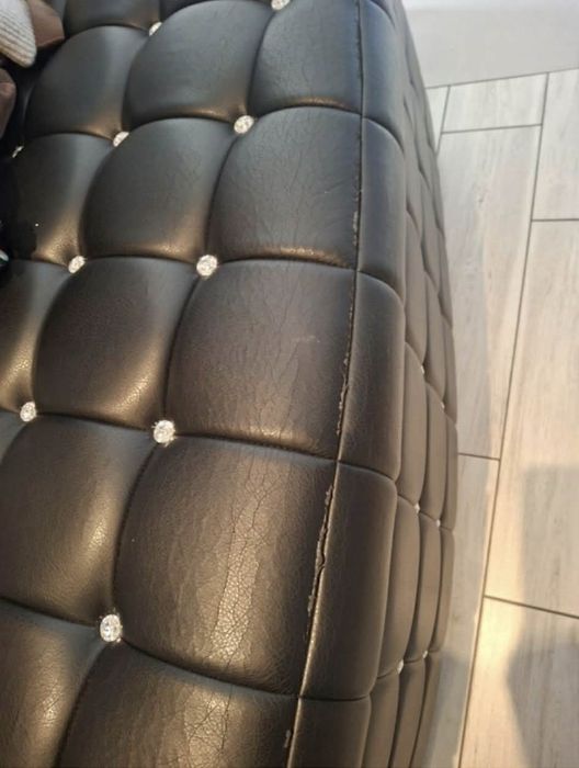 Duża czarna skórzana  pufa z kryształkami