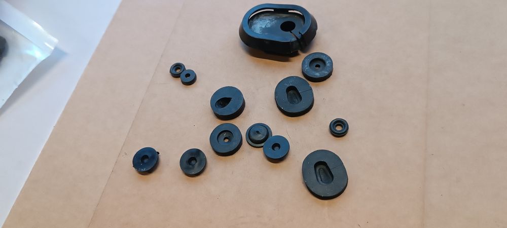 Fiat 126p przelotki karoserii gumowe oryginalne FSM