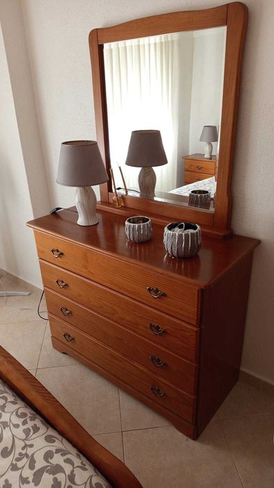 Conjunto Completo de Quarto em Madeira de Pinho Maciço