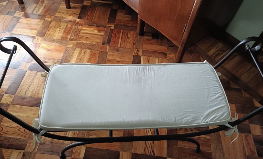 Banco com estrutura metálica