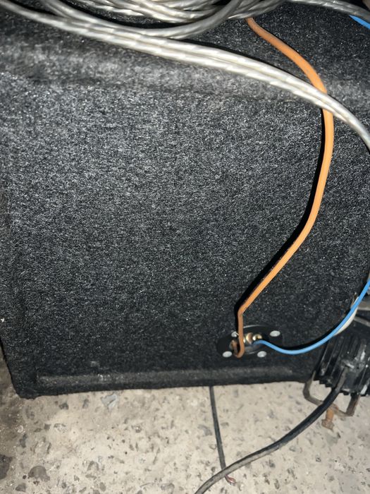 Продаю самбуфер 12 . З проводами для підключеня .