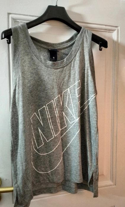 Vários tops/camisolas de treino