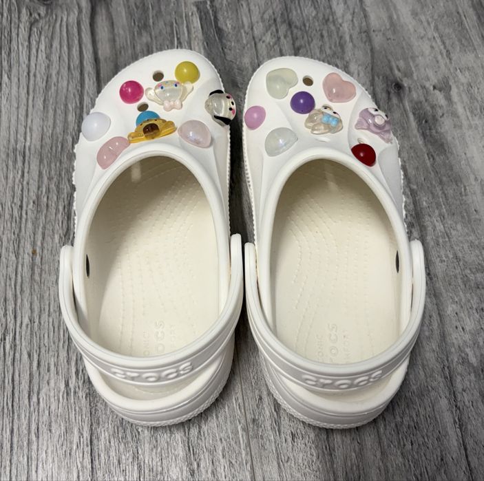 Crocs C13 z przypinkami Sanrio