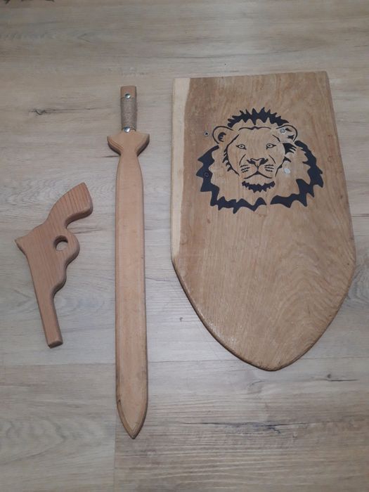 Дерев'яні іграшки щит, меч, пістолет