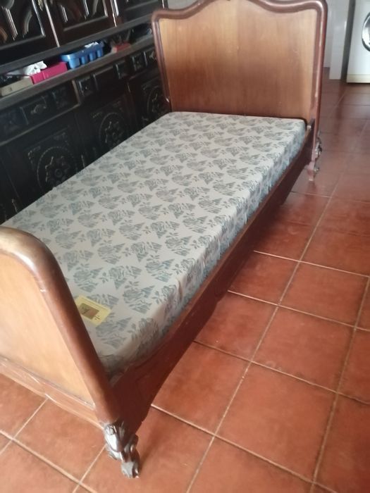 cama de estilo em madeira nobre, com estrado e colchão, não entrego