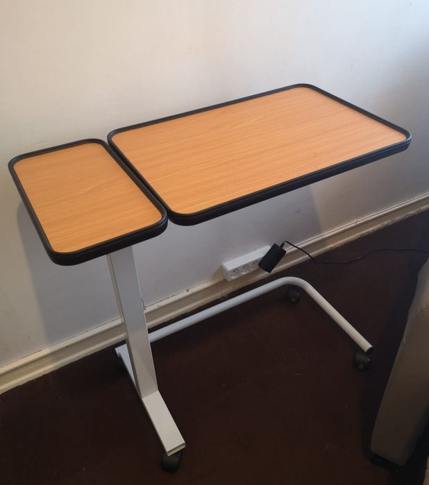 Cadeirão elétrico com mesa de apoio