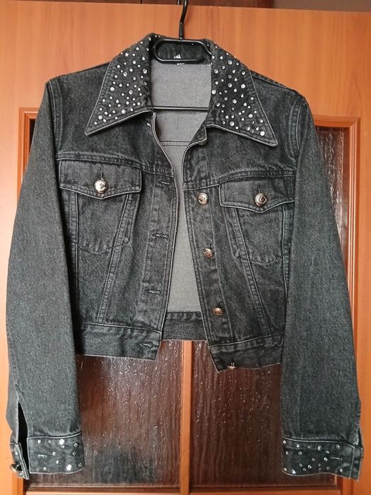 Czarna  kurtka  jeansowa