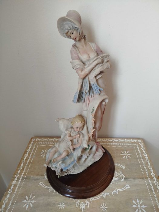 Antiga e Belíssima Escultura em Marfinite