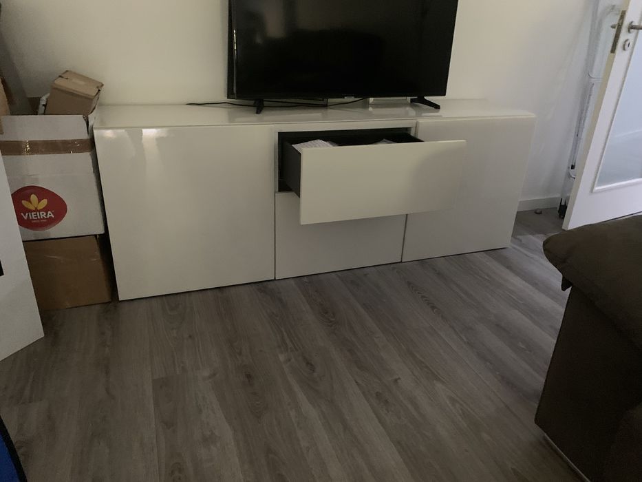 Aparador com base de vidro