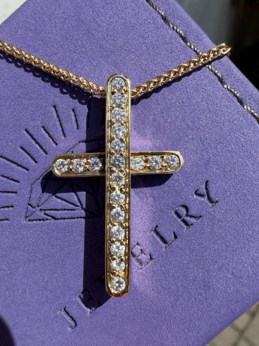 Золотой крест  Piaget  с  бриллиантами