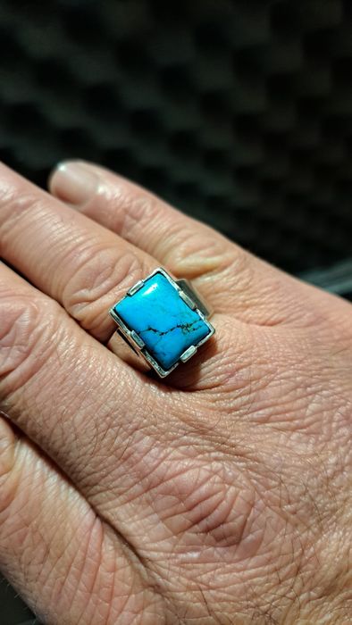 Anel maciço em prata com turquesa.