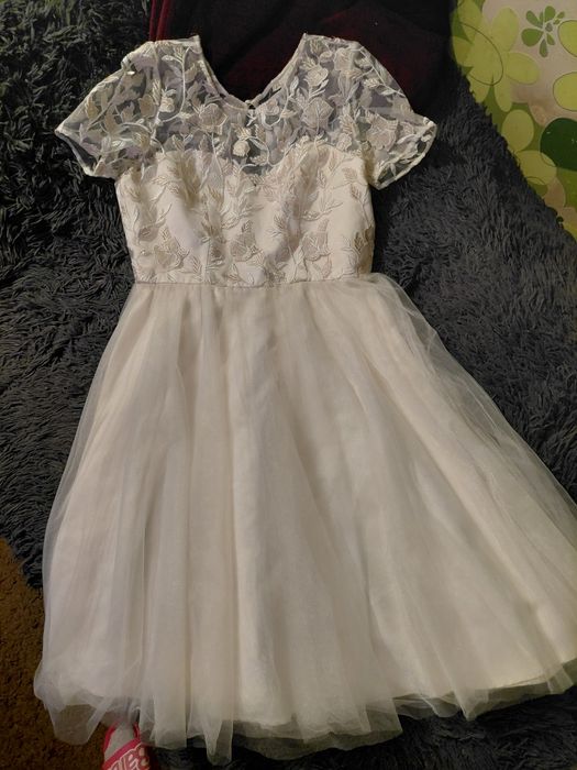 Sukienka Chi Chi London tuilowa suknia ślubna 3/4 kremowa