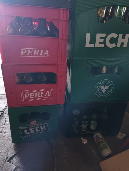 Skrzynki po piwie i butelki