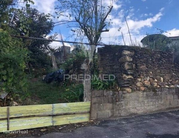 Terreno de 584 m 2 com ruina de 80 m2