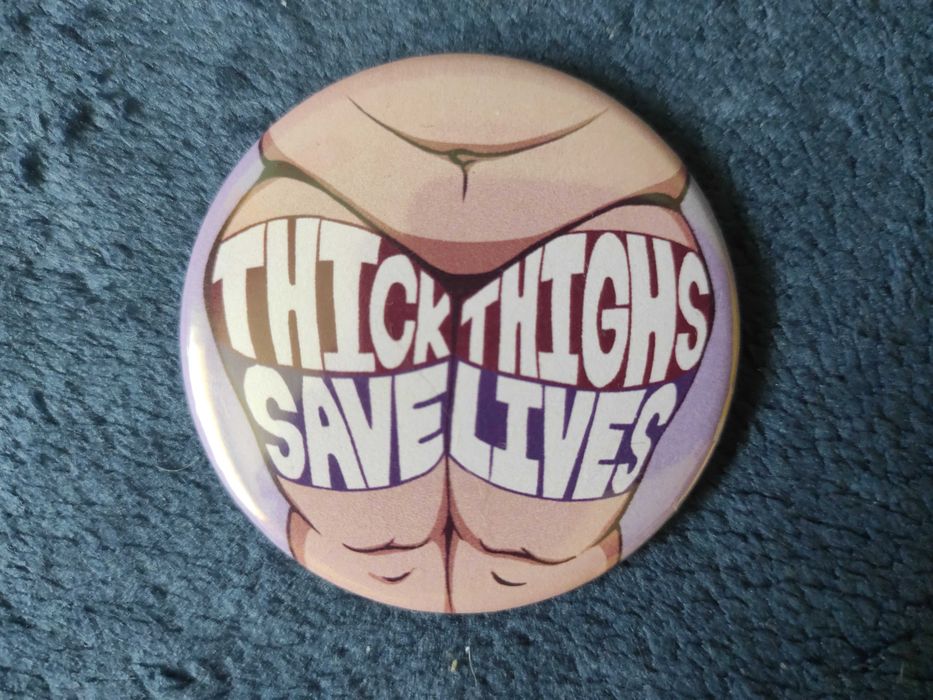 Przypinka Thick thighs save lives 58mm