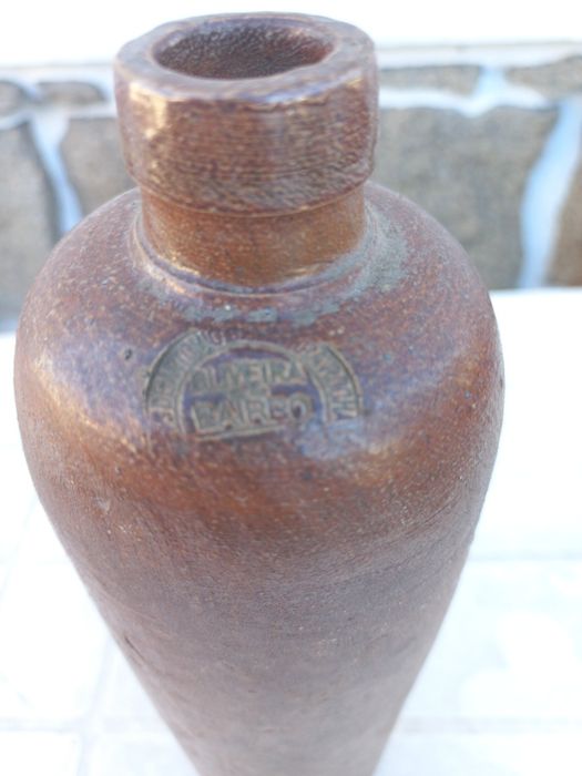 Garrafa antiga em cerâmica